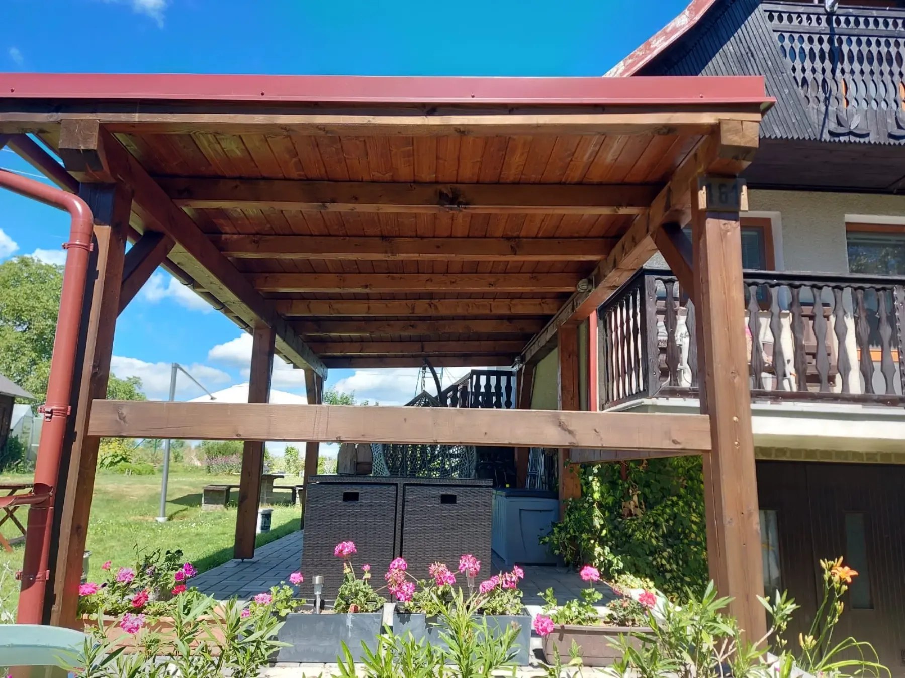 Natřená dřevěná pergola s květinami