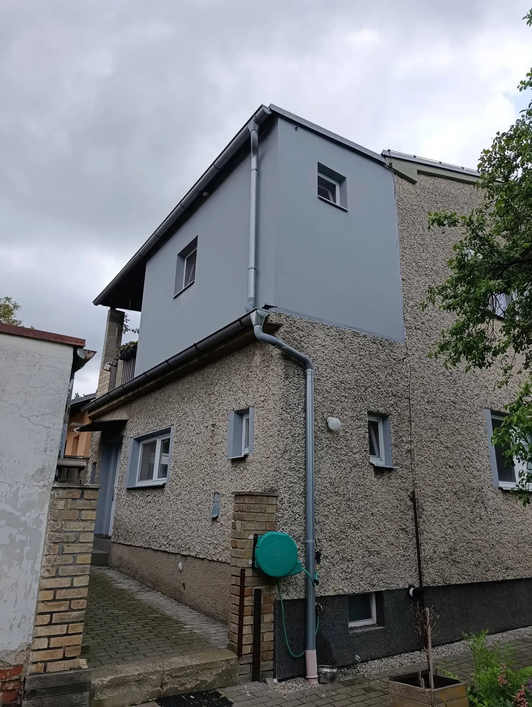 Nově natřená fasáda domu
