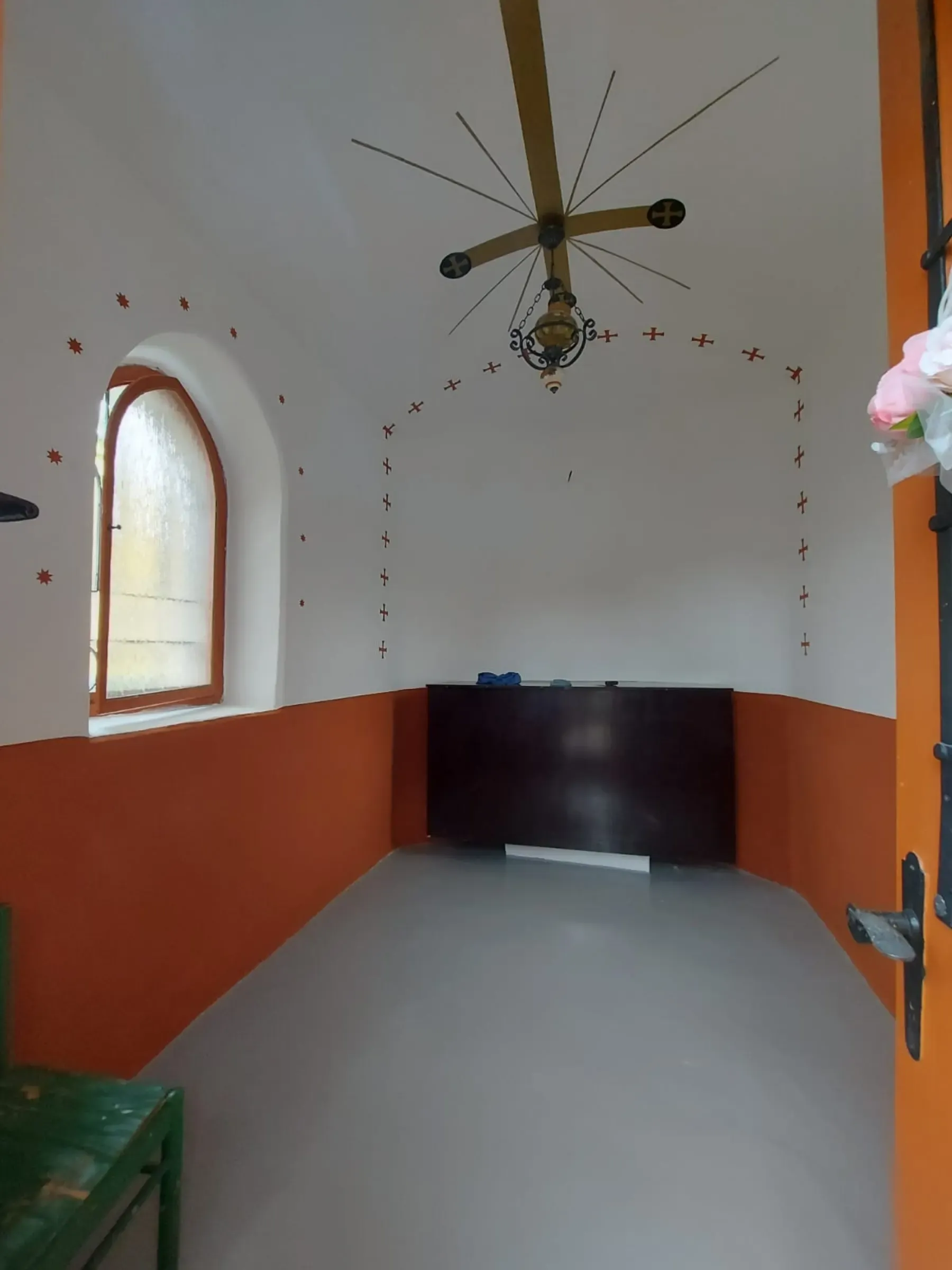 Kaplička po výmalbě