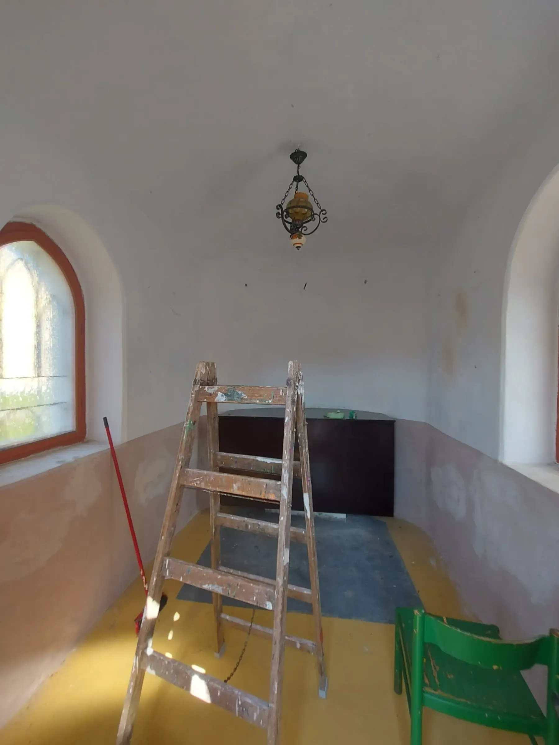 Kaplička před výmalbou